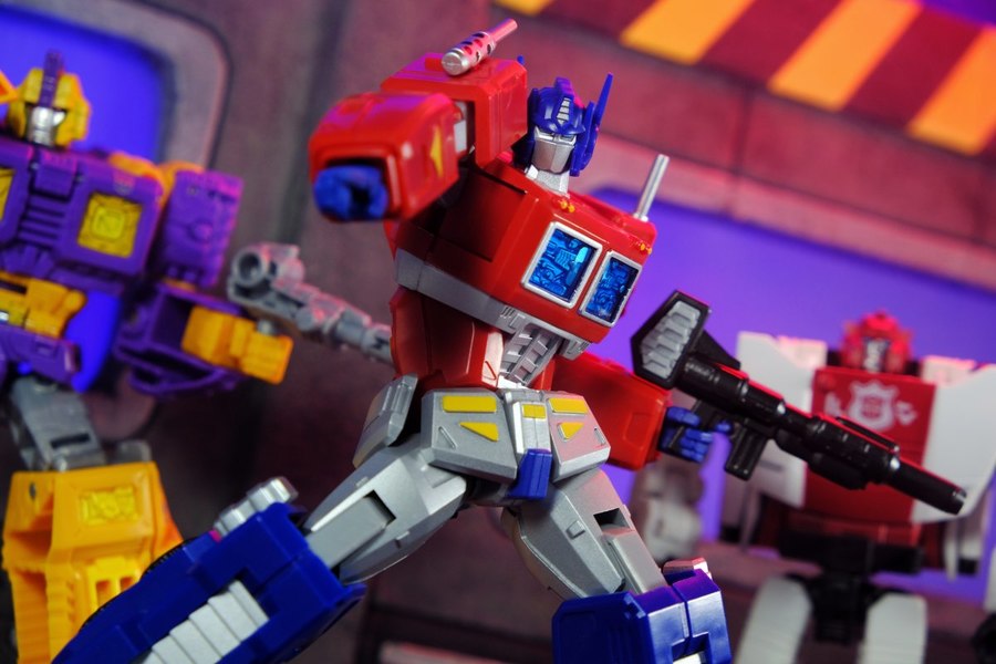 Amazing Yamaguchi Revoltech Optimus Prime  (1 of 16)